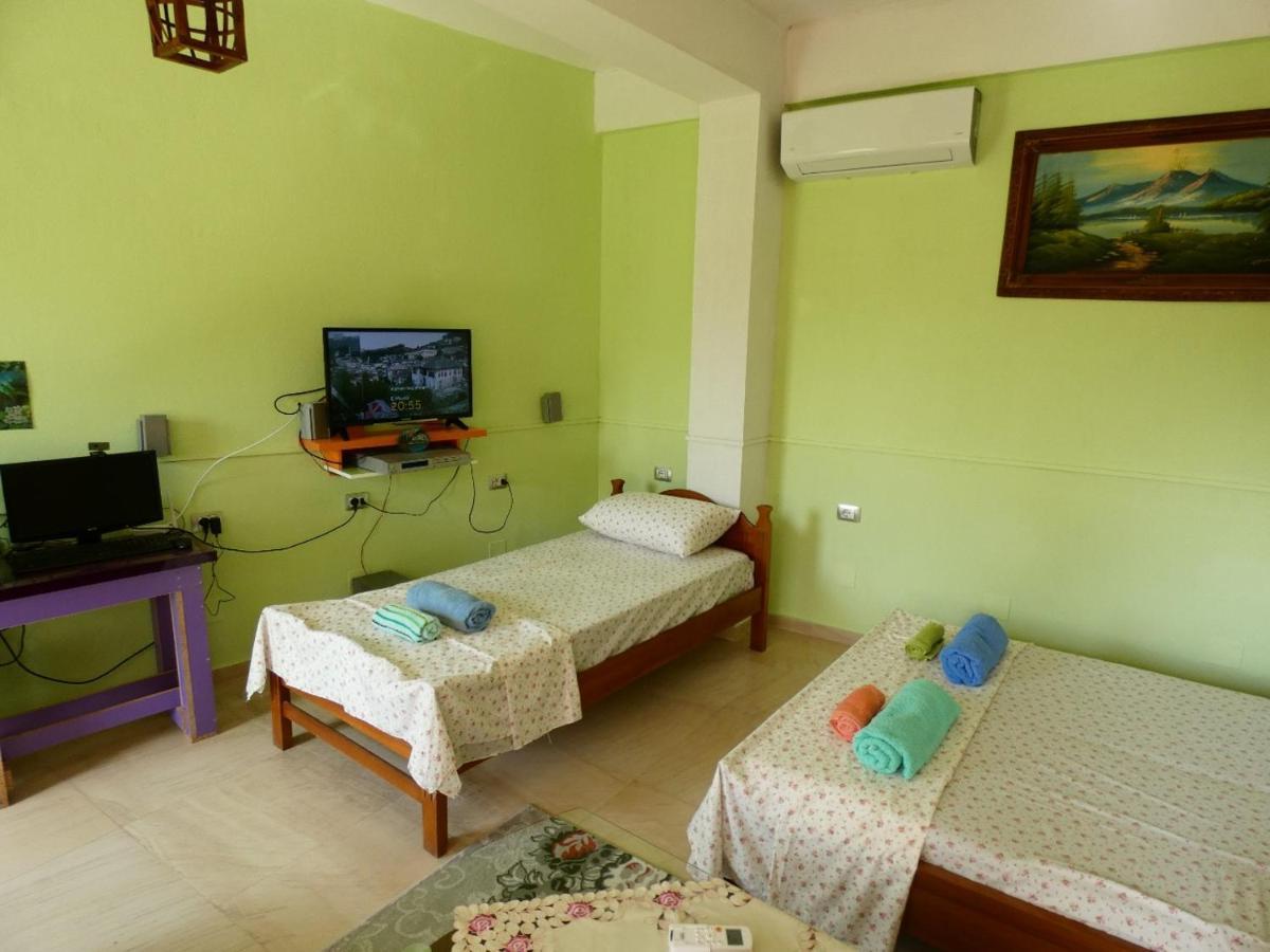 Guesthouse Aleksander Берат Экстерьер фото